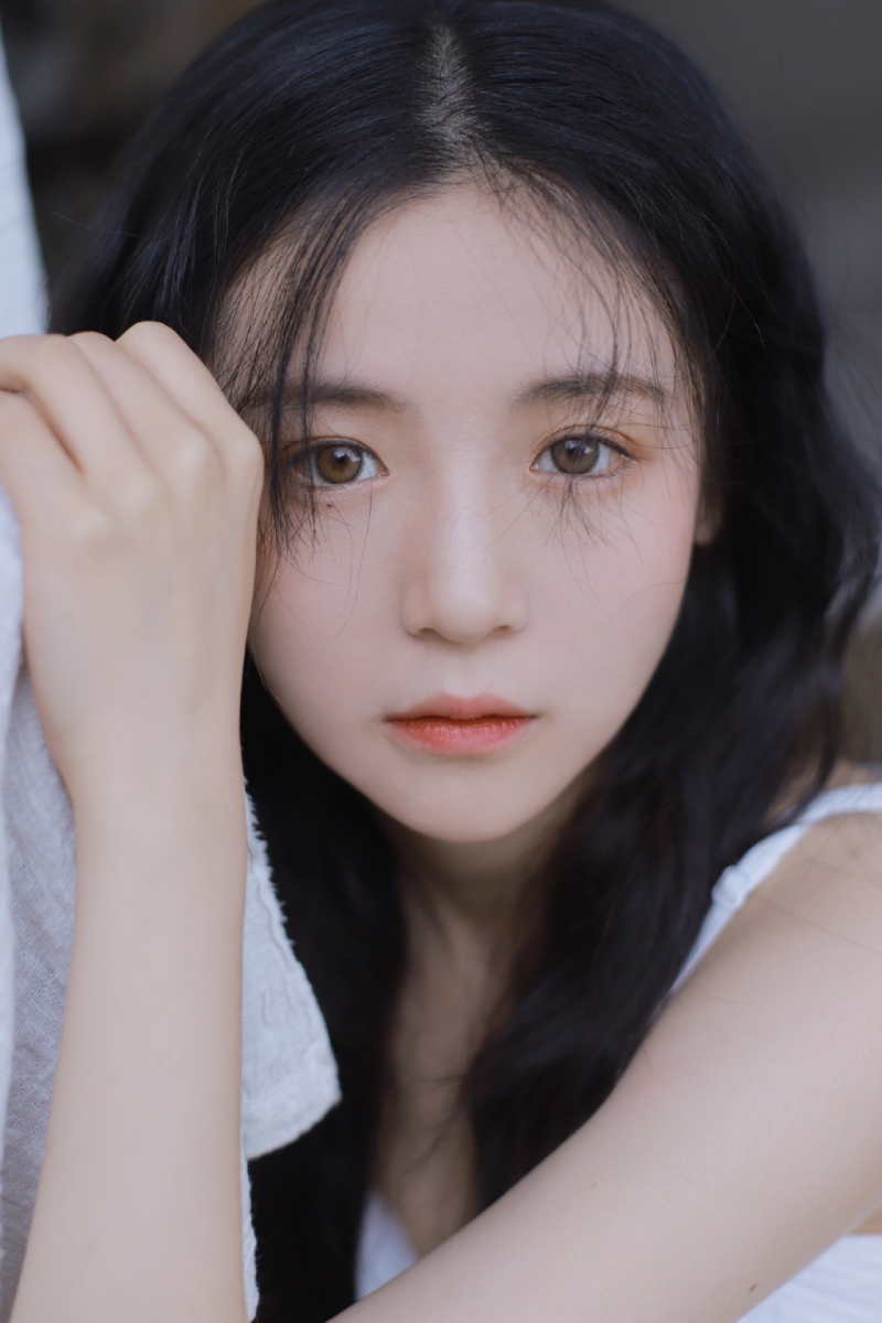 长发美女吊带白裙清新可人图片