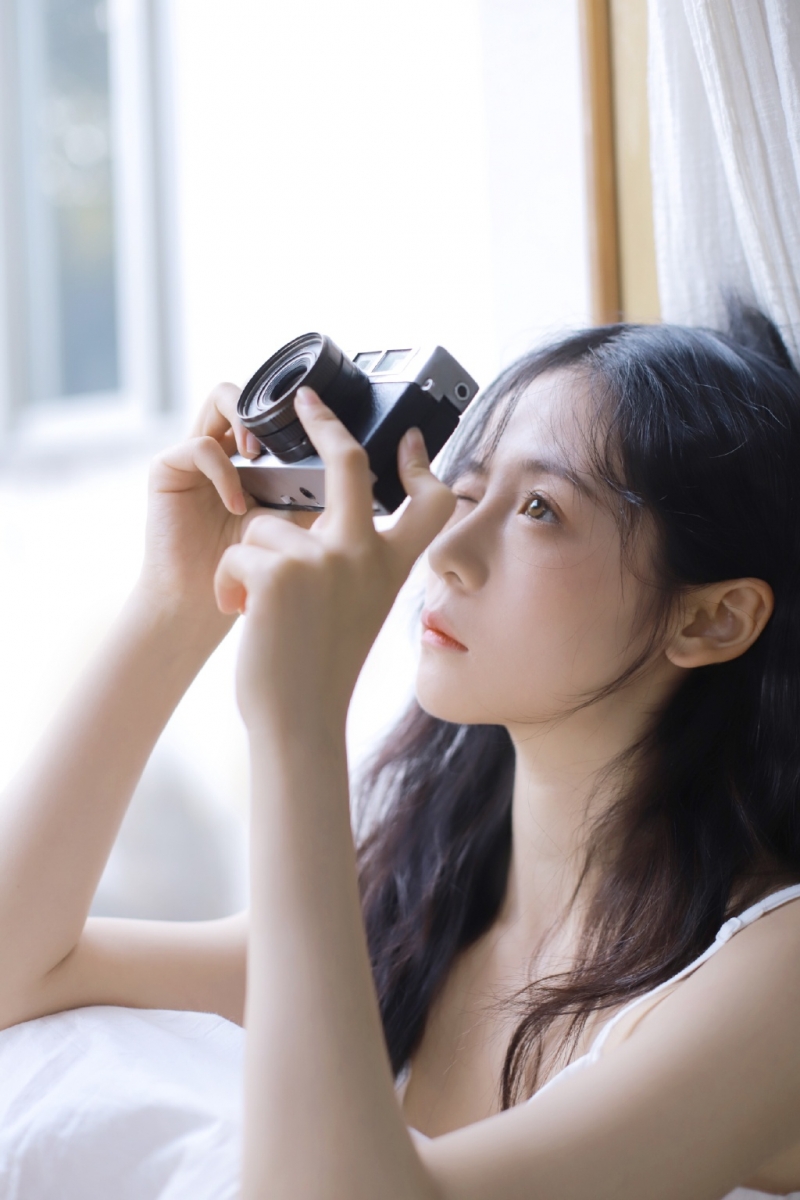 长发美女吊带白裙清新可人图片