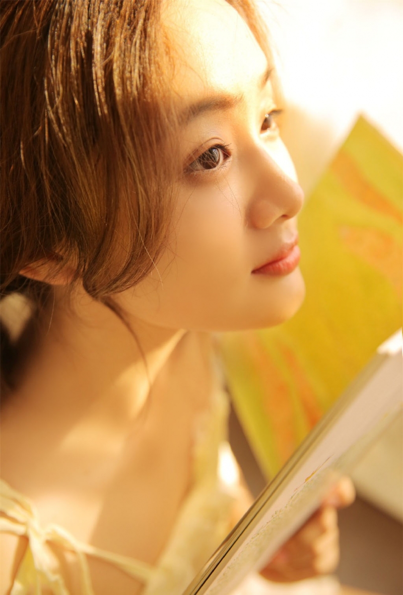 阳光下的短裤美女白皙美腿图片