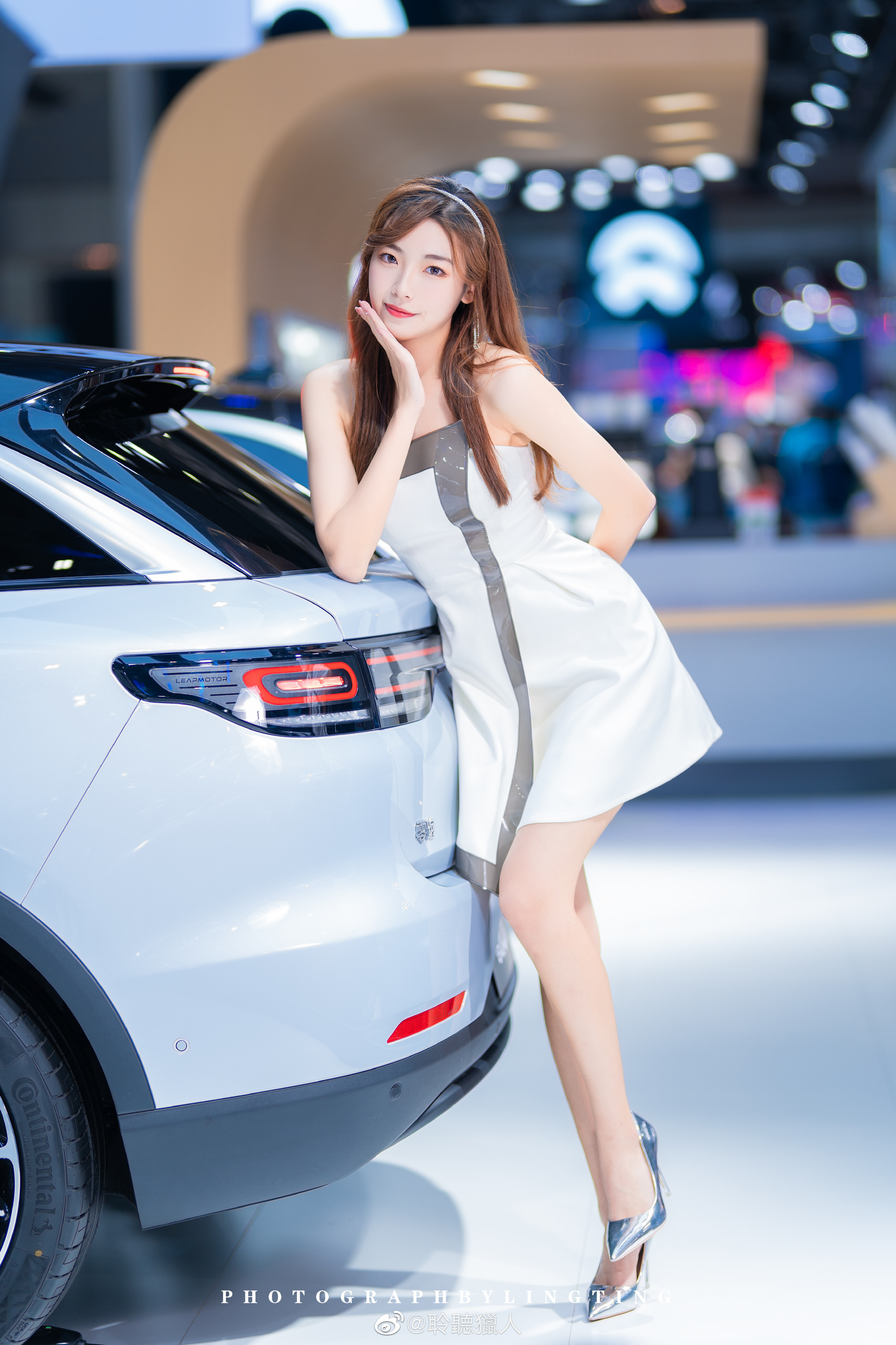 美女车模肤白貌美个高腿长套图