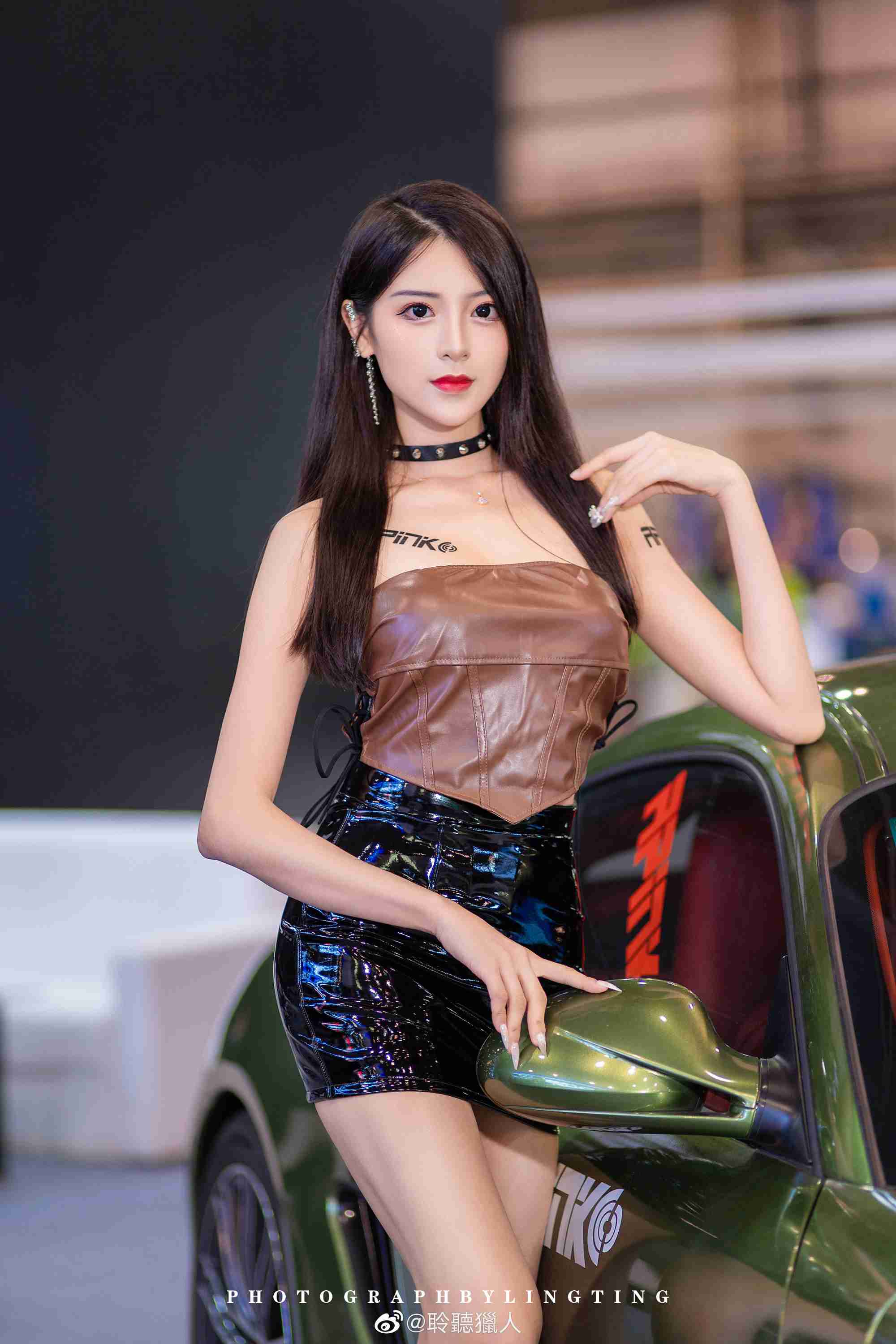 美女车模性感香肩火辣美腿私拍