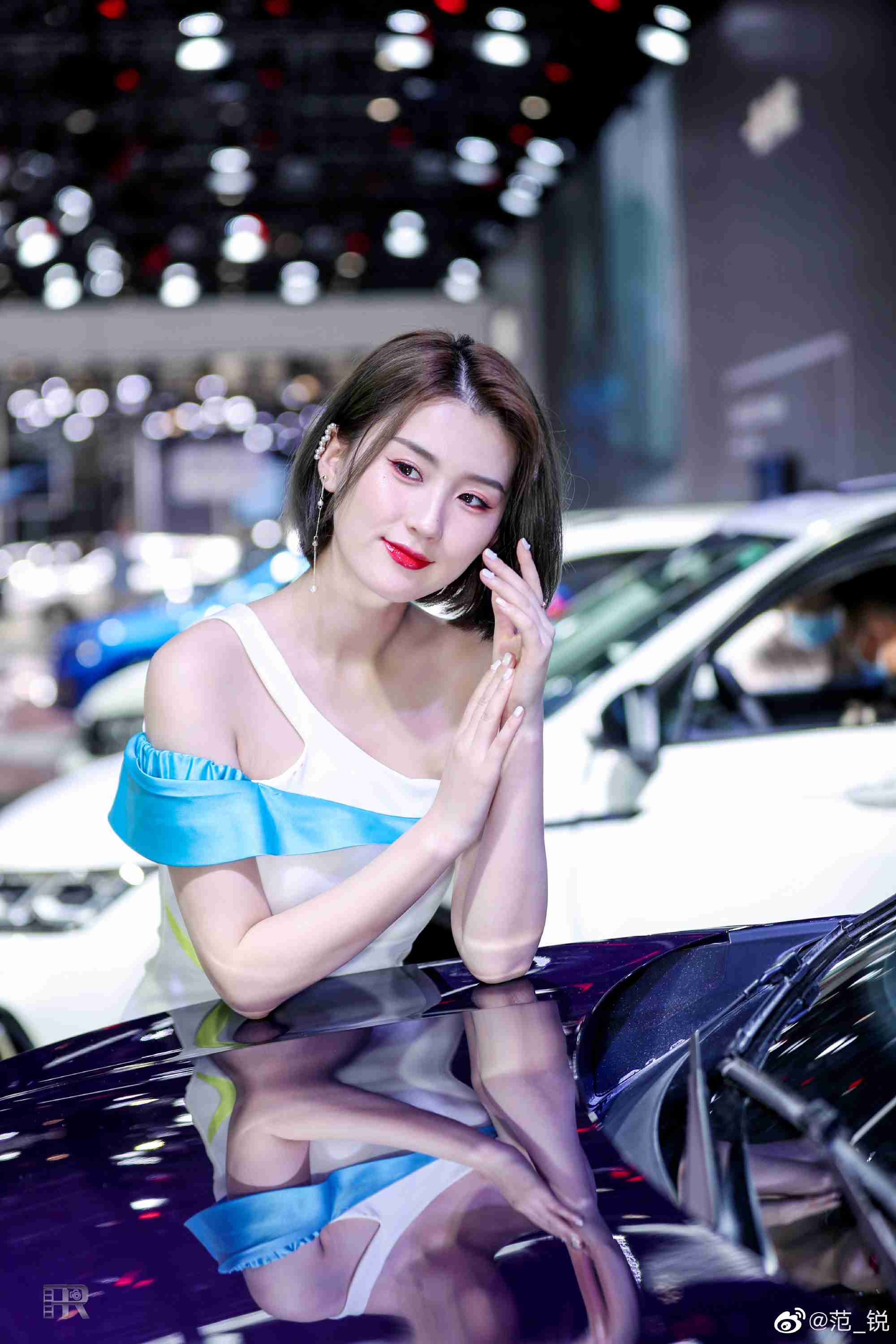 红唇雪肤美女车模香肩锁骨私拍
