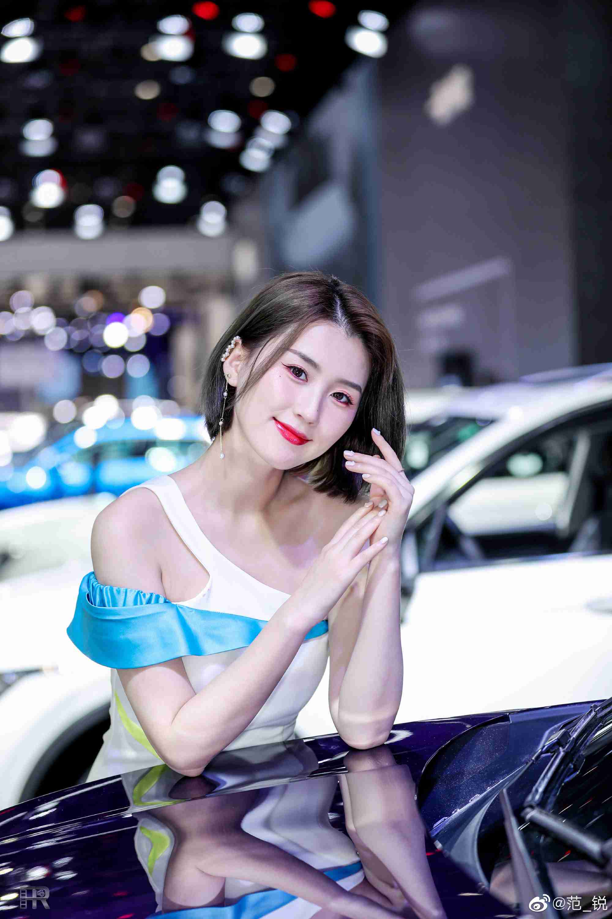 红唇雪肤美女车模香肩锁骨私拍