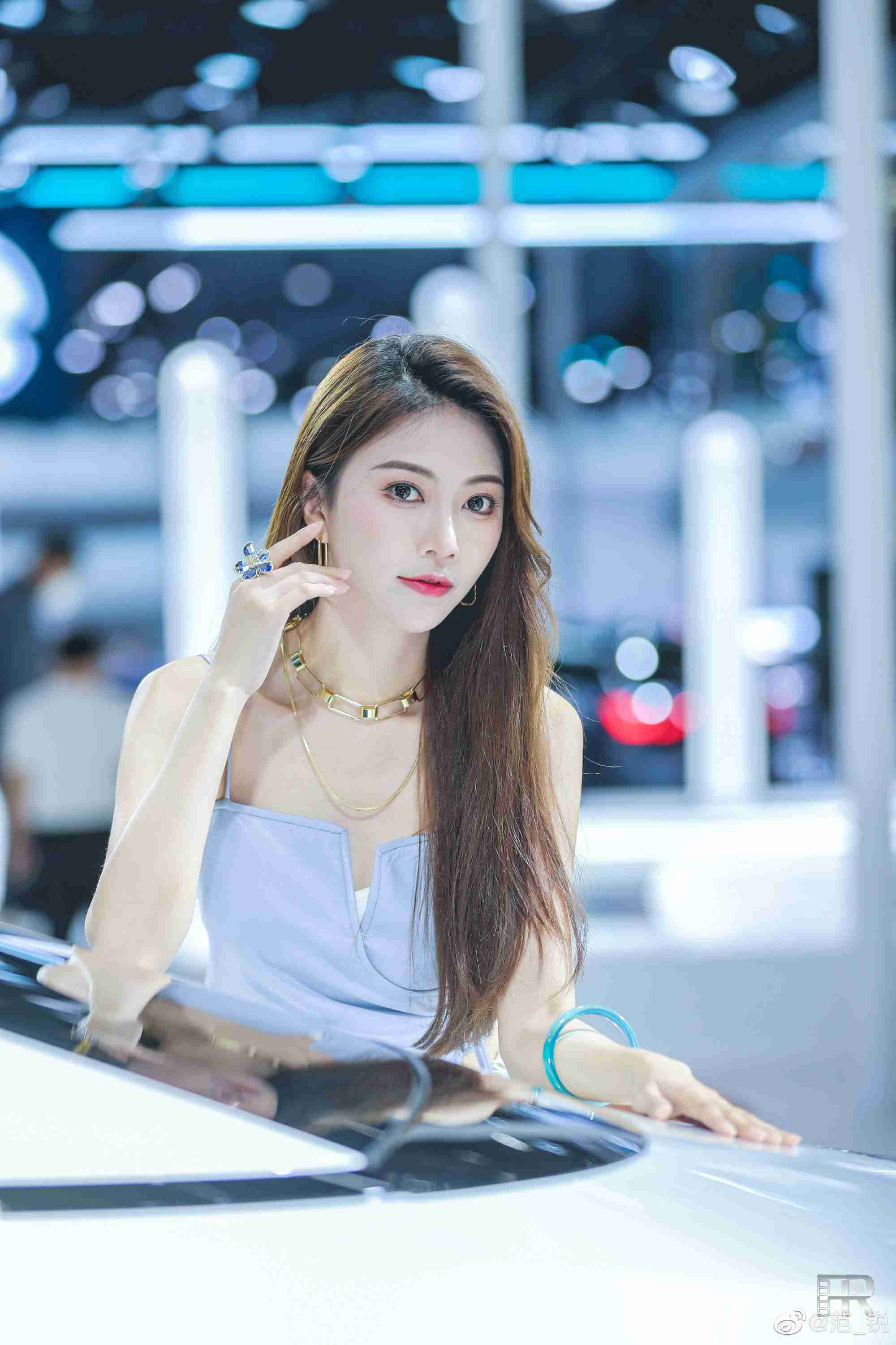 高挑有型美女车模吊带香肩套图