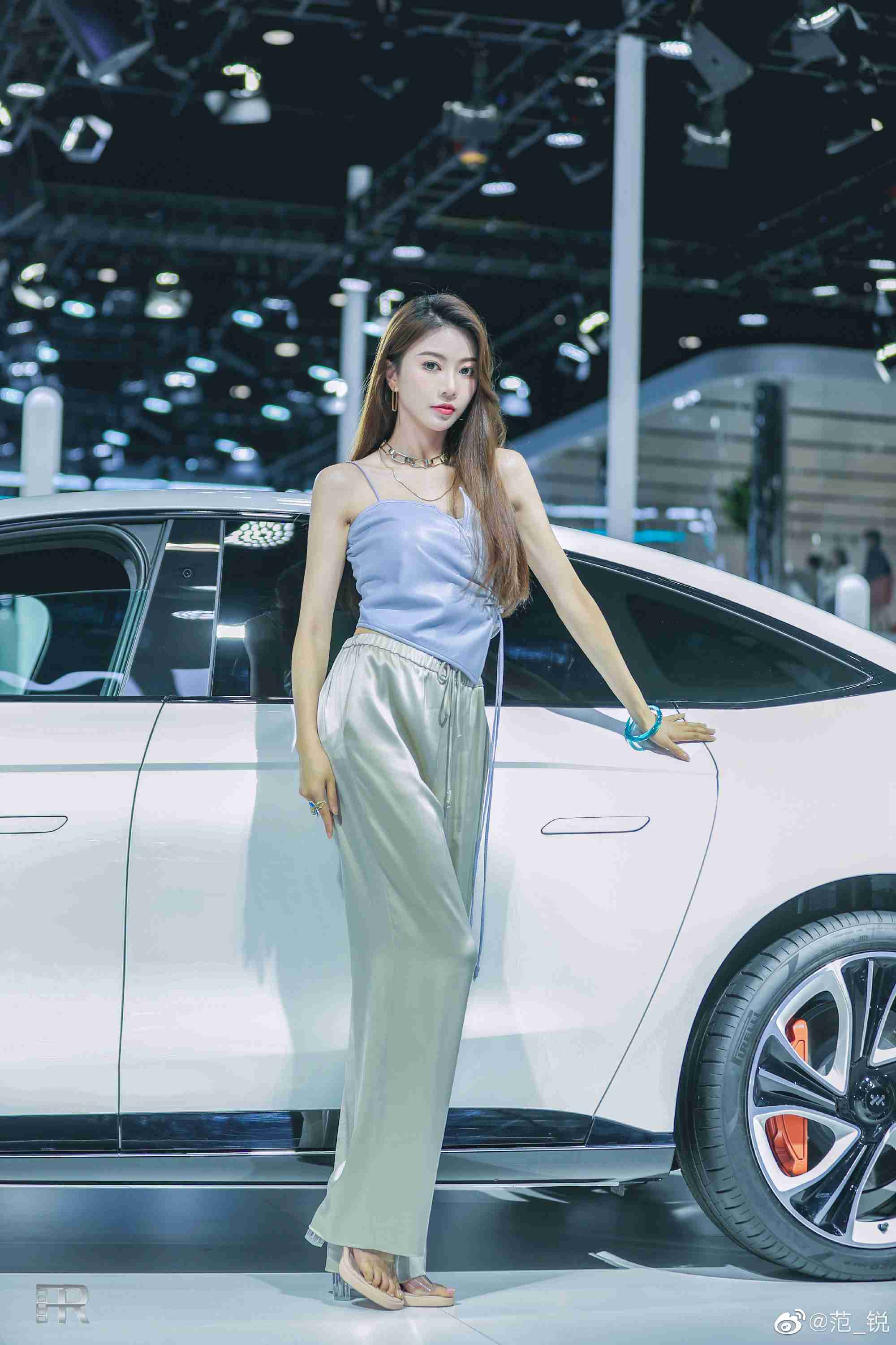 高挑有型美女车模吊带香肩套图