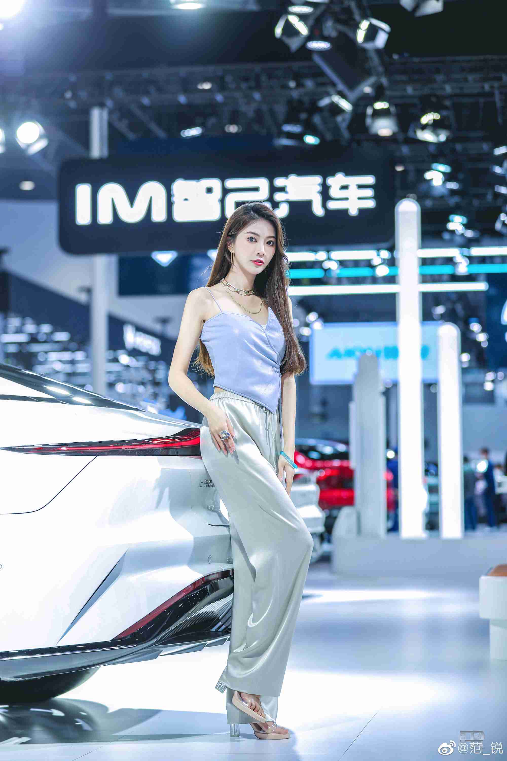 高挑有型美女车模吊带香肩套图