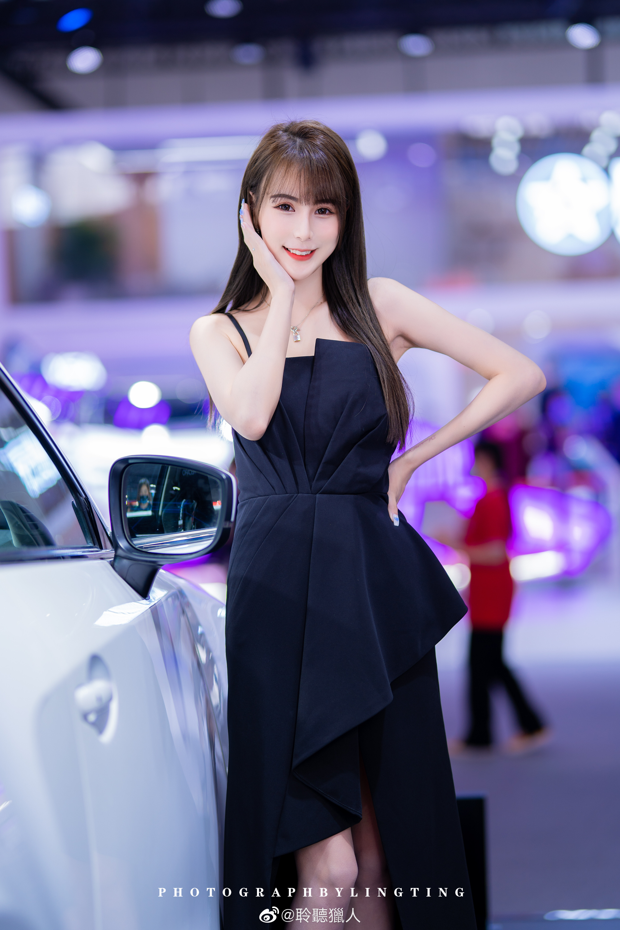 高跟美女车模吊带开叉短裙私拍
