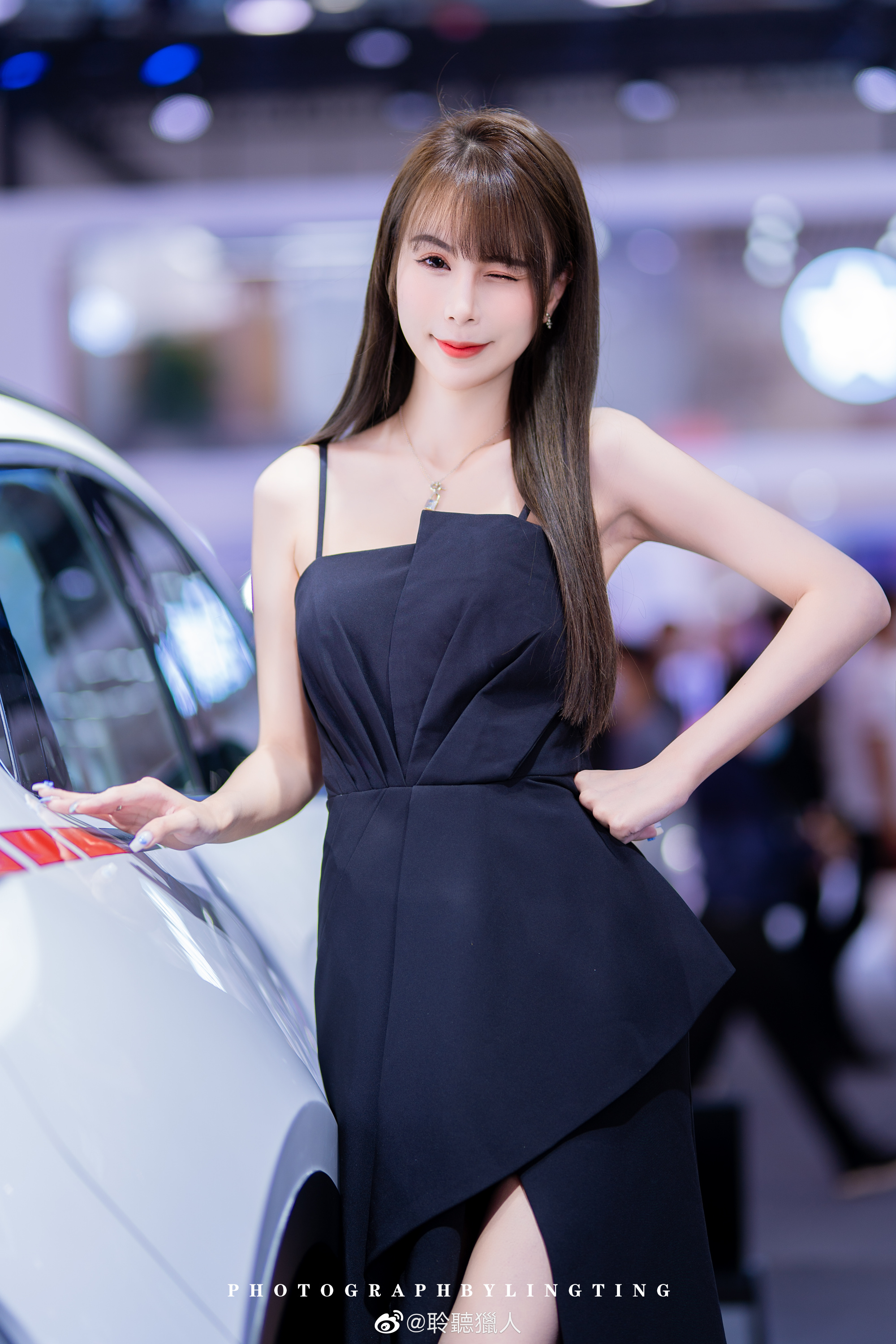 高跟美女车模吊带开叉短裙私拍