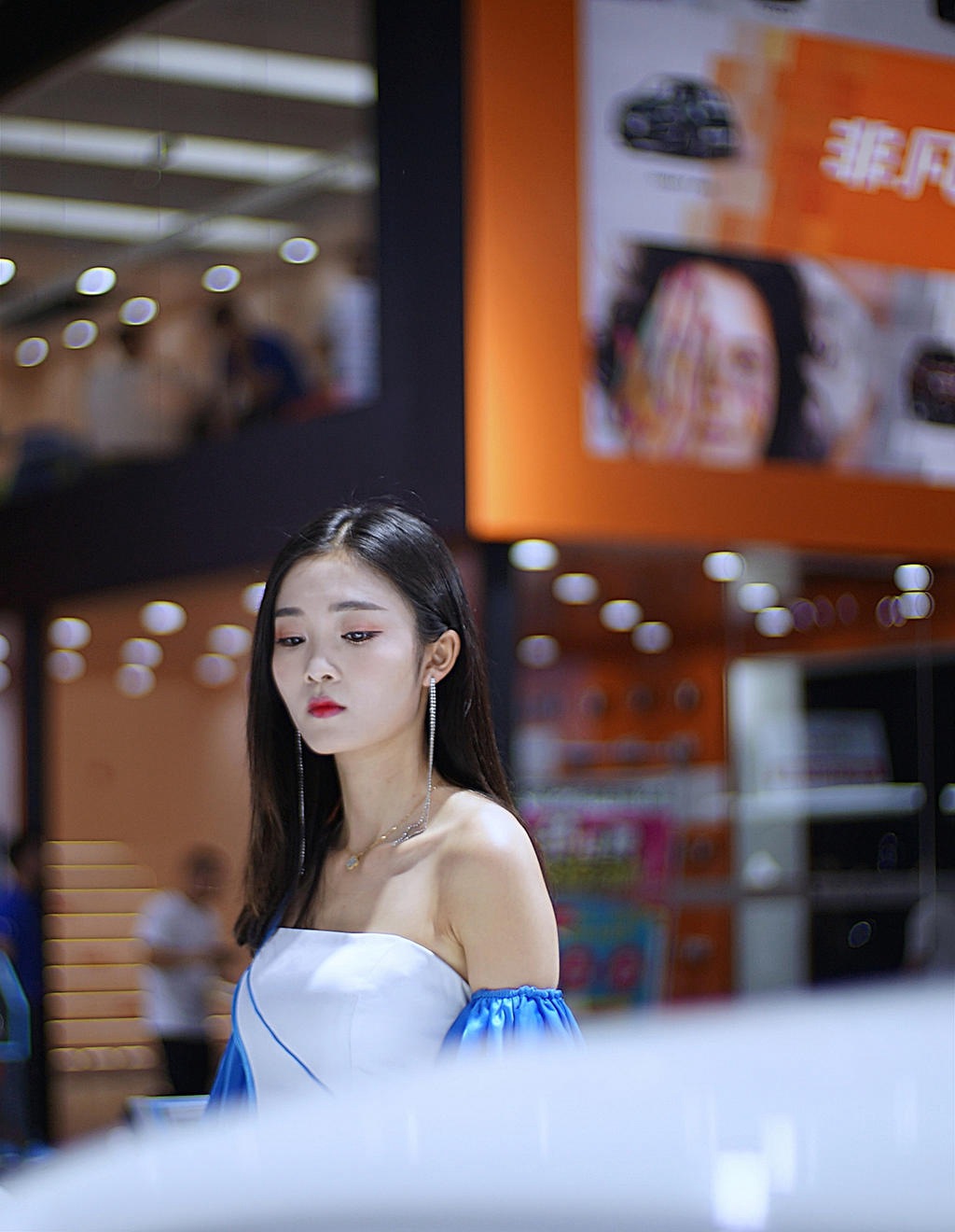 青春靓丽美女车模小露香肩私拍