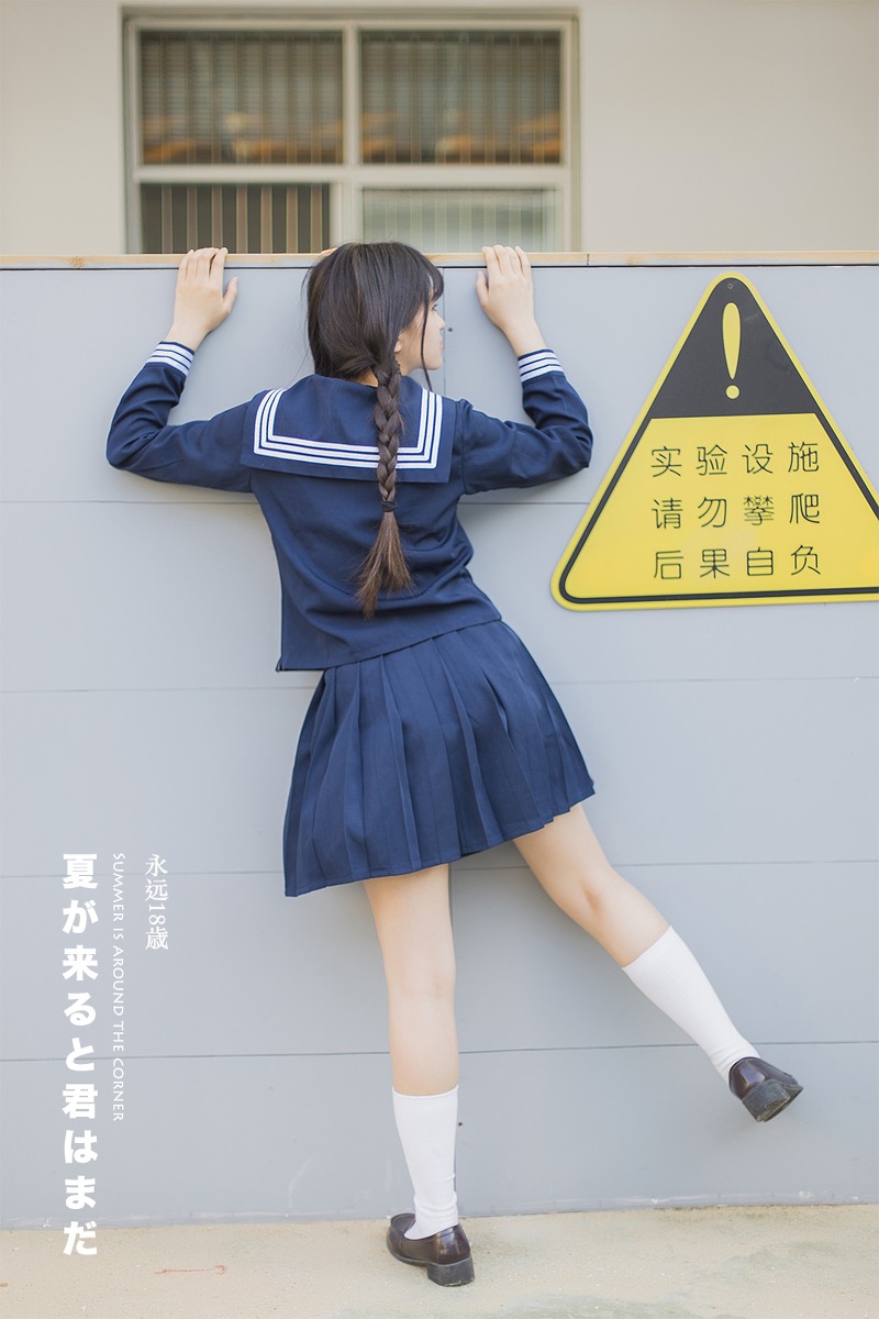 日本美女学生白长袜学生制服教室写真