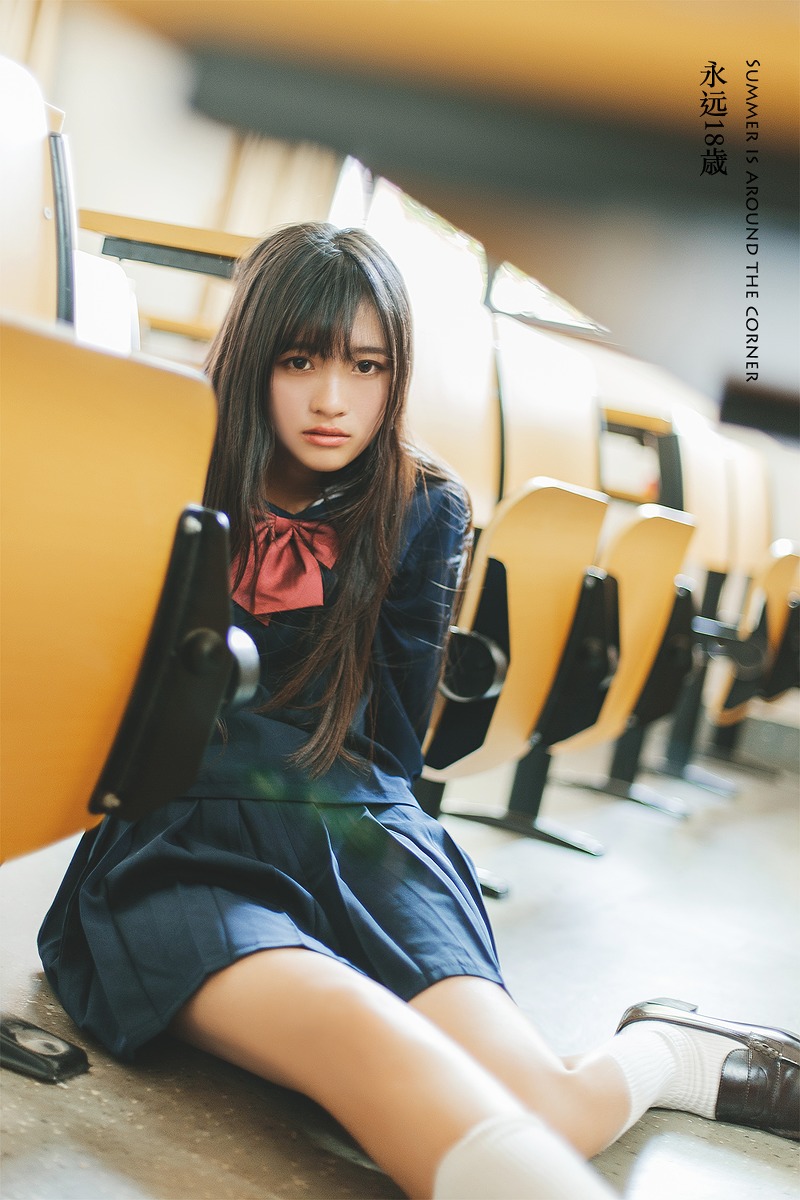 日本美女学生白长袜学生制服教室写真