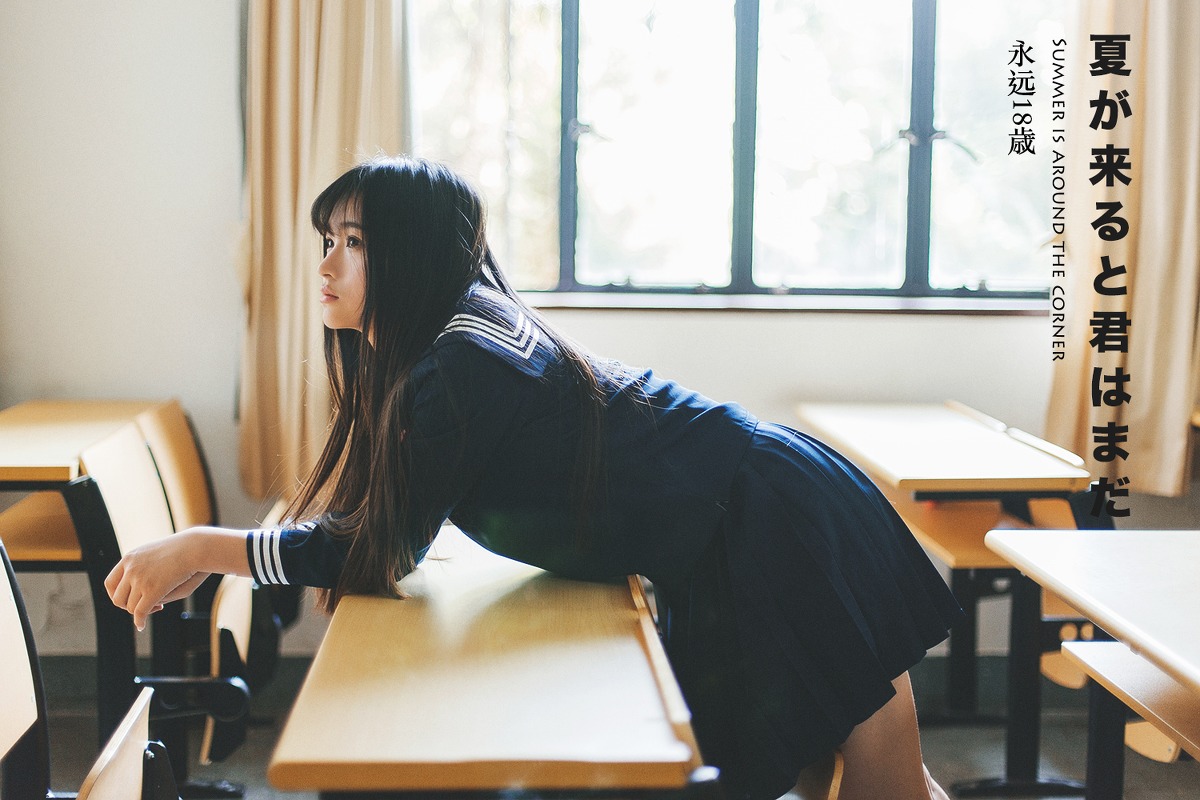 日本美女学生白长袜学生制服教室写真