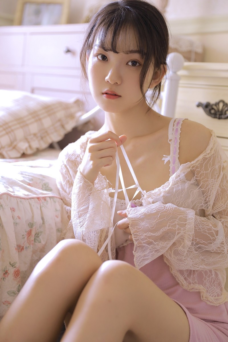 清纯妹子蕾丝吊带睡衣少女人体娇嫩白皙性感美女诱惑图