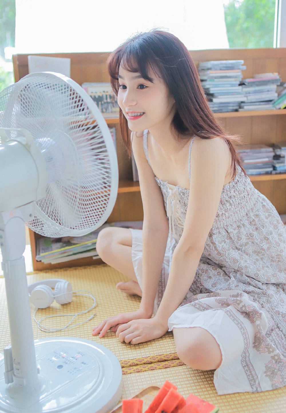 夏日甜美女孩可爱小女生白皙吊带短裙养眼写真图片