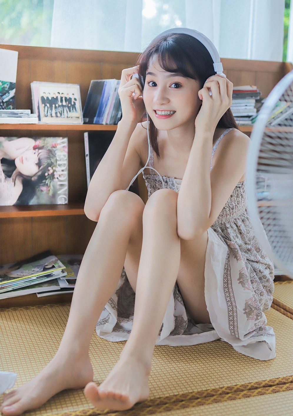 夏日甜美女孩可爱小女生白皙吊带短裙养眼写真图片