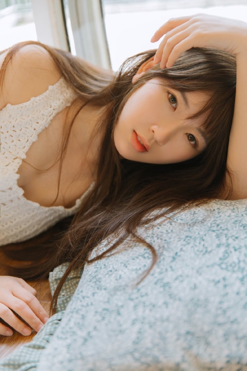 长腿妹妹长发飘飘清凉写真摄影