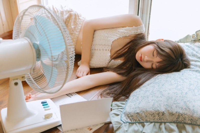 长腿妹妹长发飘飘清凉写真摄影