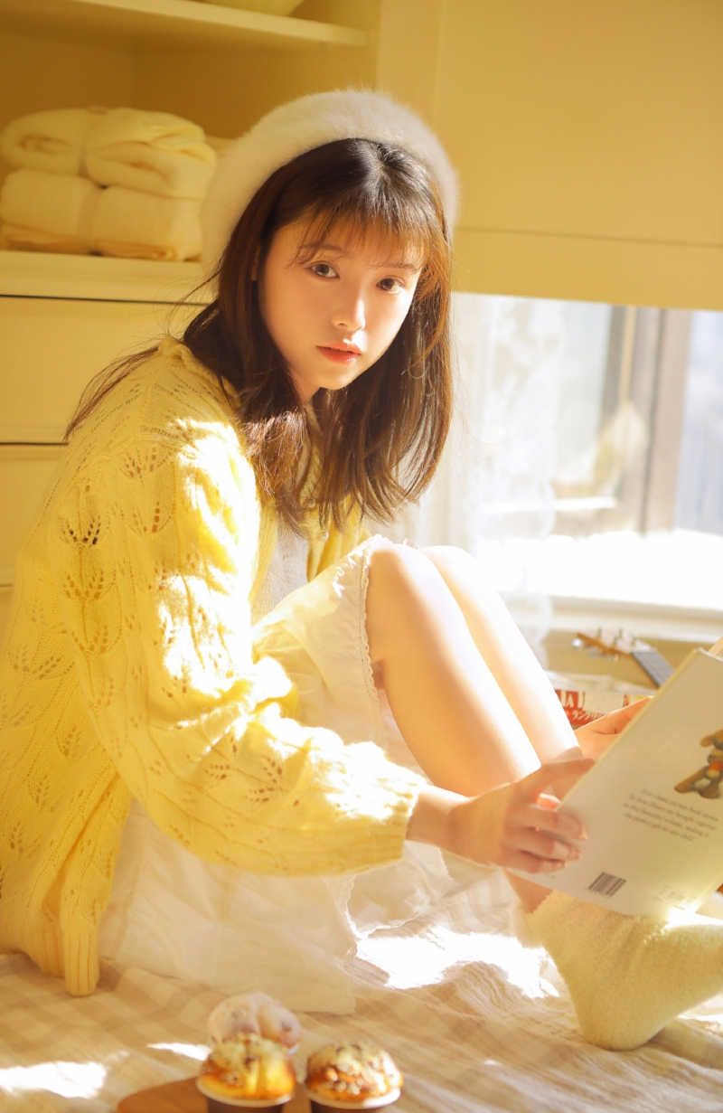 阳光下的贝雷帽美少女私房写真