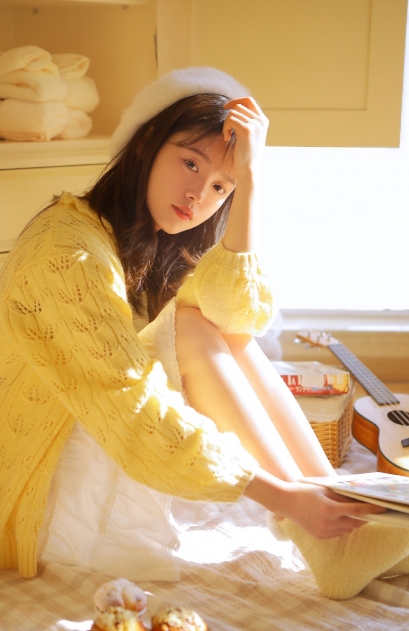 阳光下的贝雷帽美少女私房写真