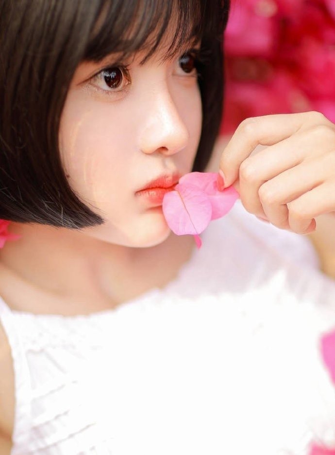 花丛中的短发美女吊带香肩图片