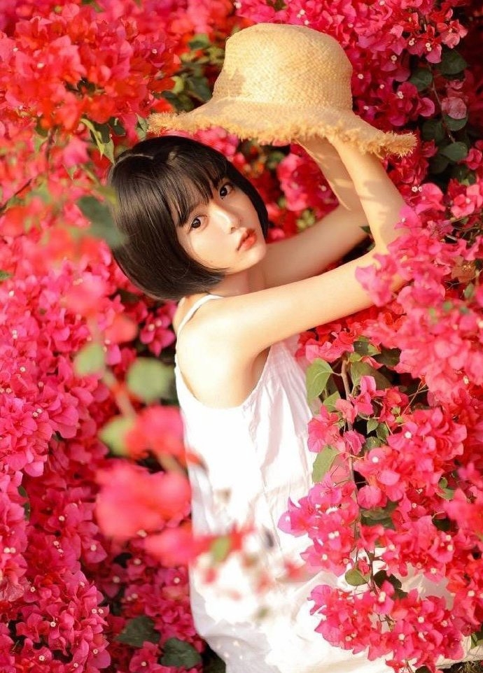 花丛中的短发美女吊带香肩图片