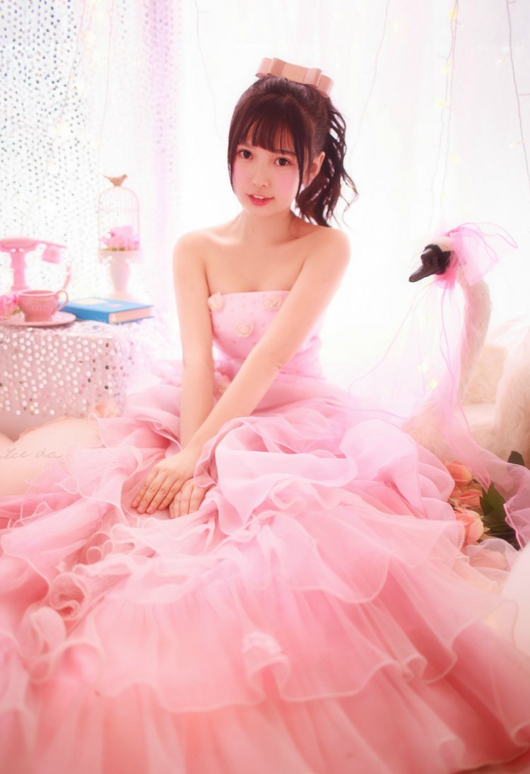 半裸美女原味内衣后翘臀性感写真