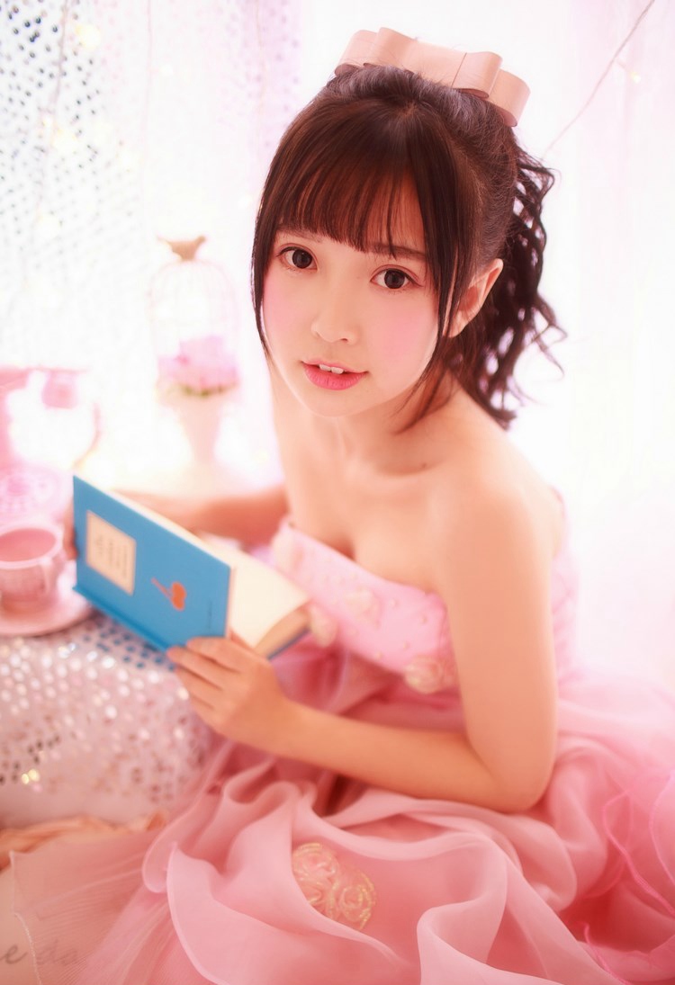 半裸美女原味内衣后翘臀性感写真
