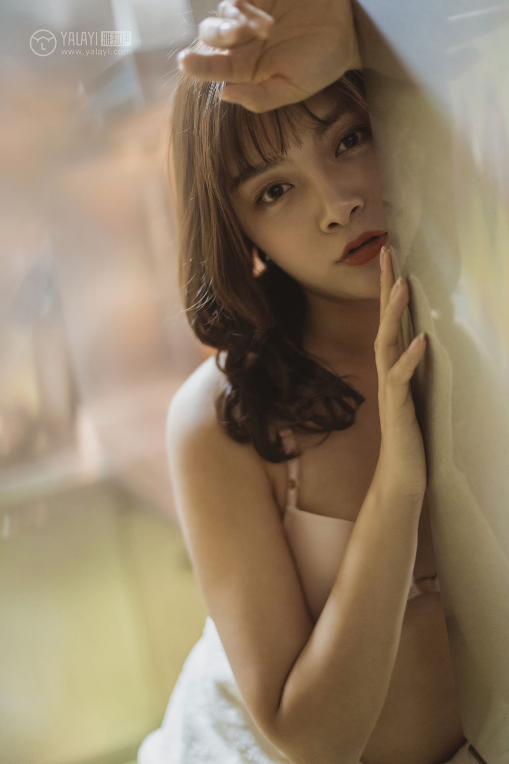 半裸美女原味内衣后翘臀性感写真