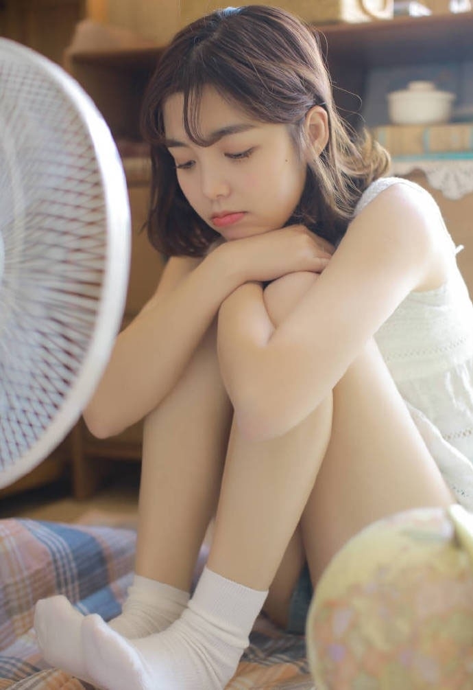 娃娃脸美女白皙纤细美腿性感私房养眼写真图片