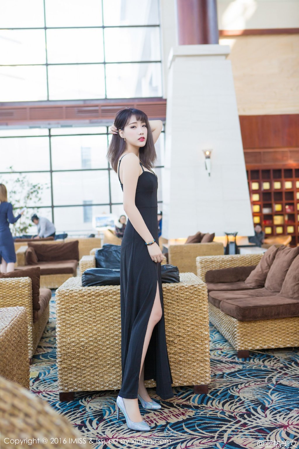 高挑好身材美女开叉裙秀美腿