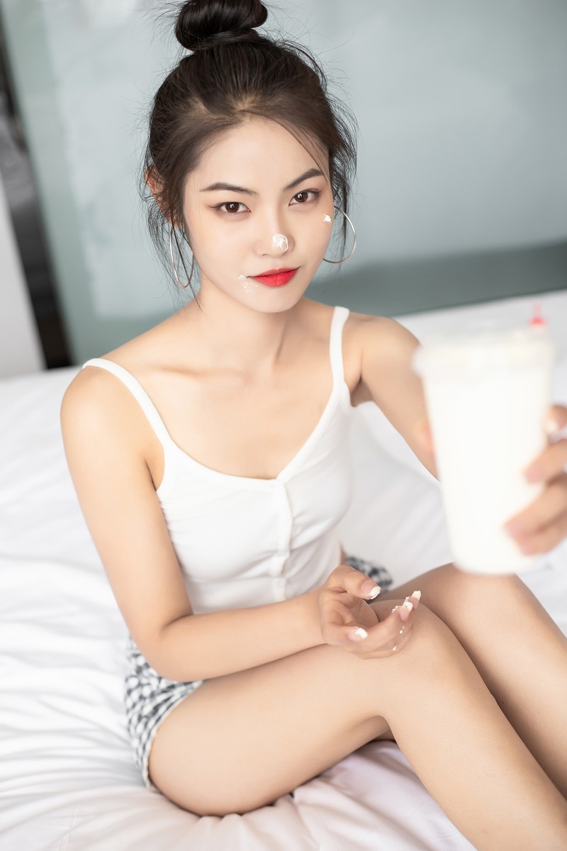 床上美女细腰美腿性感撩人辣图
