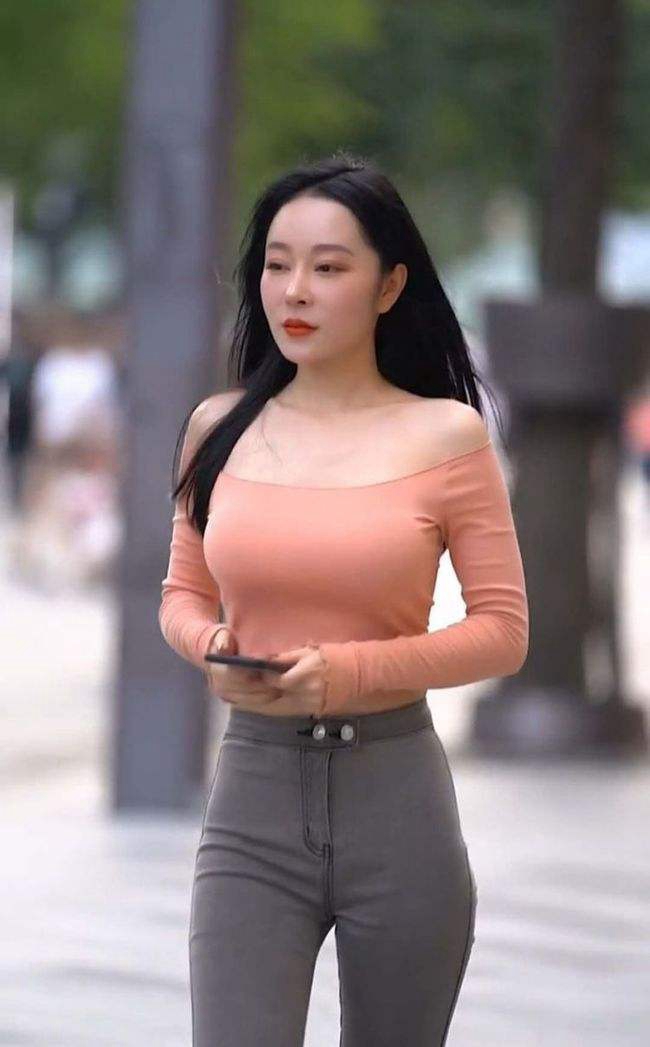 紧身衣美少妇前凸后翘性感写真