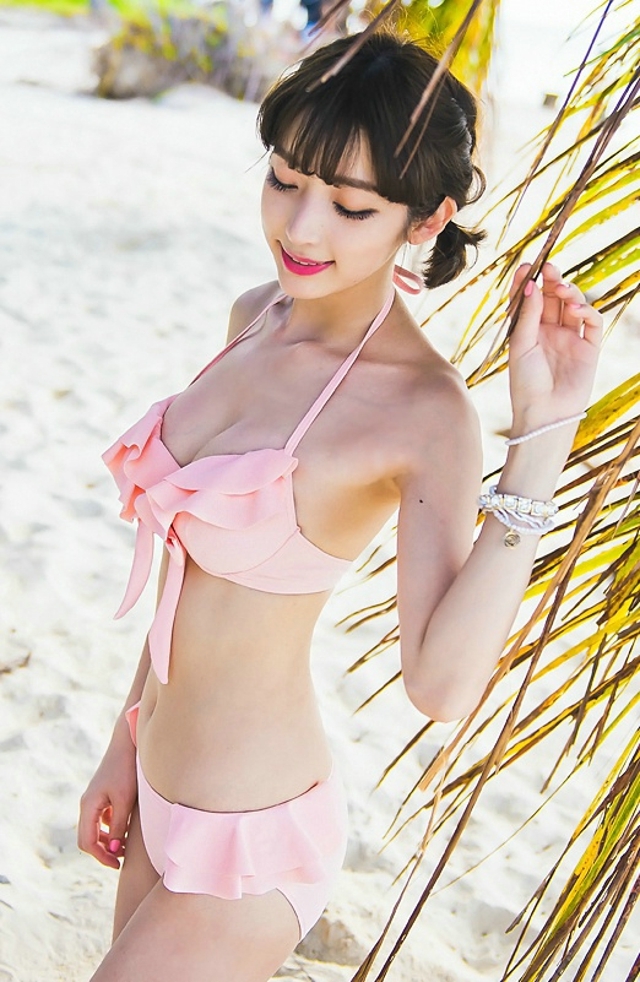比基尼泳衣美女粉色甜美娇俏海边摄影