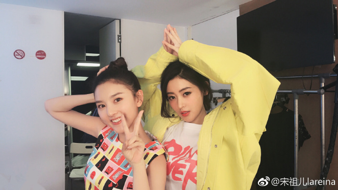 张天爱宋祖儿玩亲亲