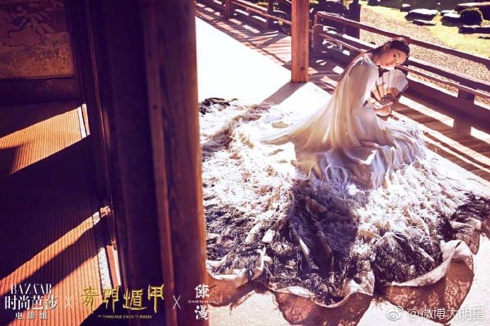 周冬雨《时尚芭莎》封面图片 一袭白衣造型纯净里藏着妖娆