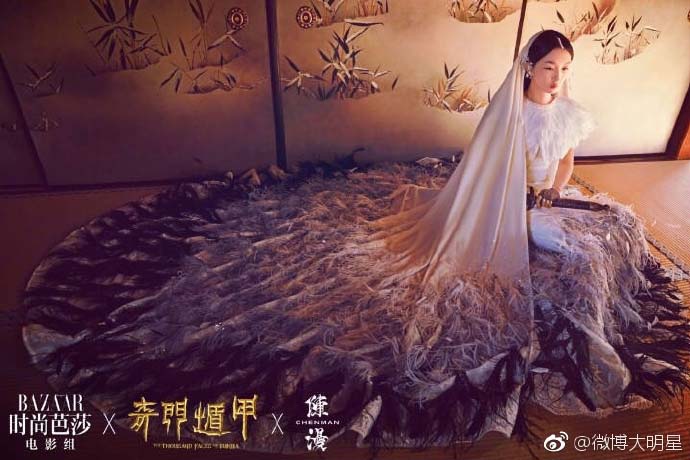 周冬雨《时尚芭莎》封面图片 一袭白衣造型纯净里藏着妖娆