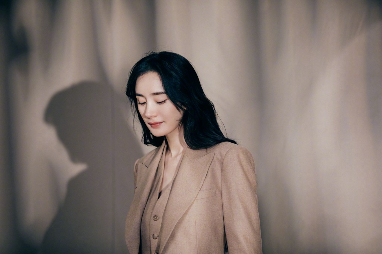 杨幂嘉人虎年新春二月刊性感魅惑与优雅高贵并行