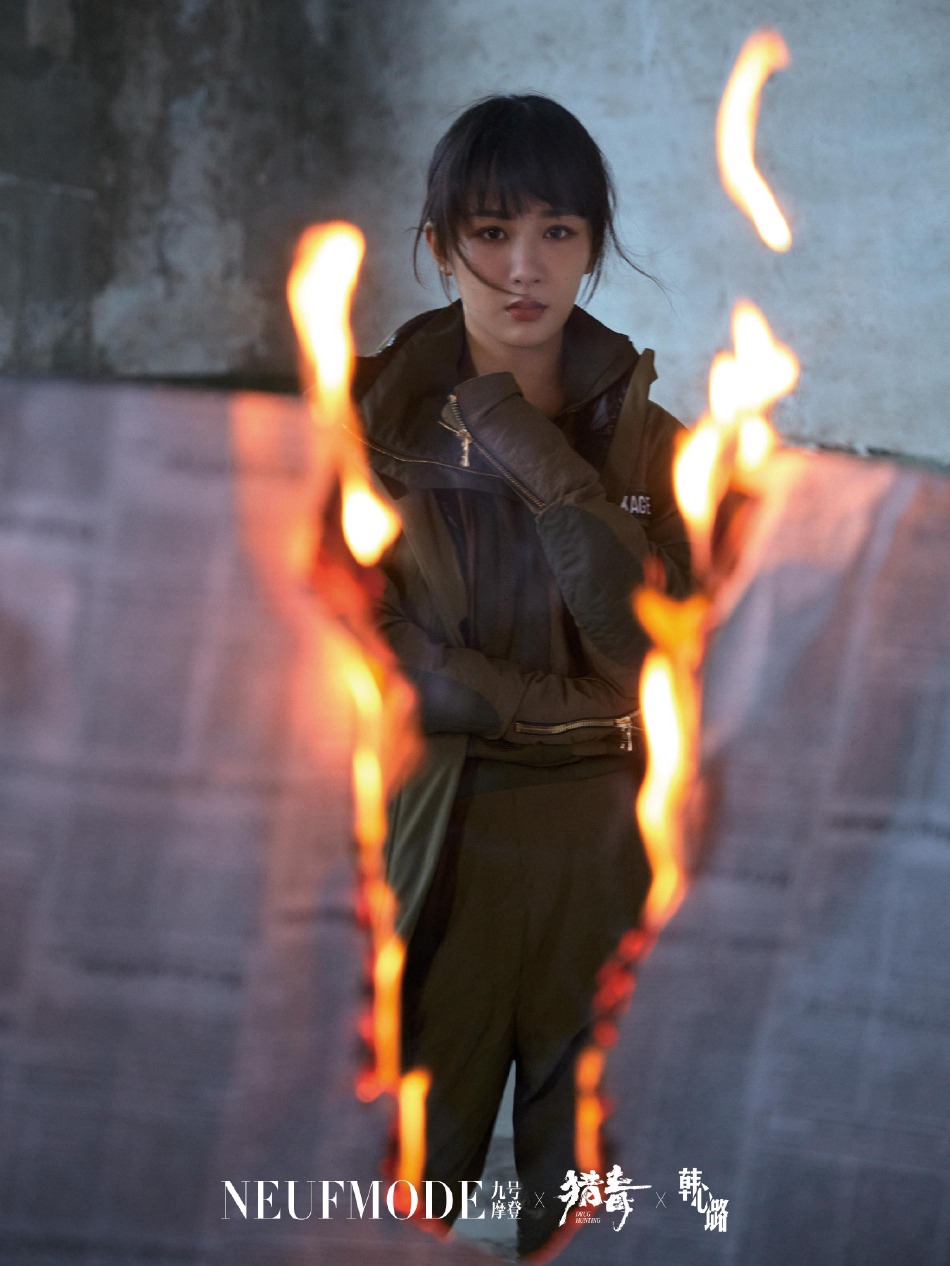 杨紫全黑造型又美又飒杂志写真