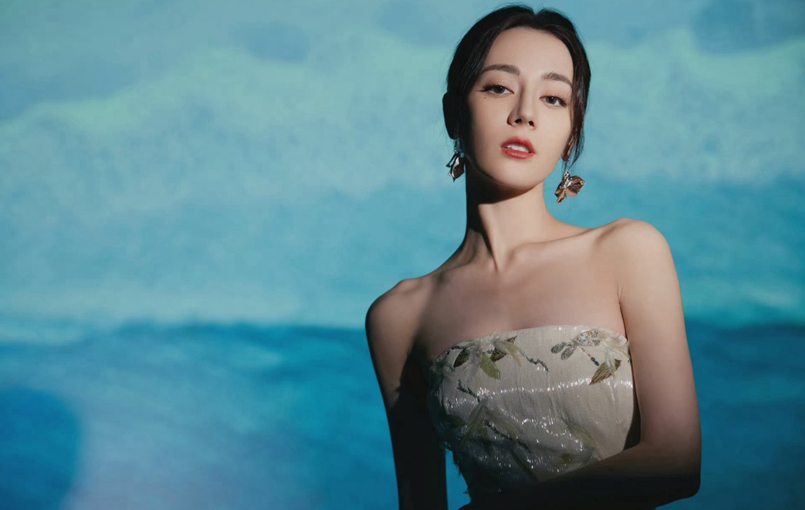 迪丽热巴白色抹胸印花裙优雅美丽写真