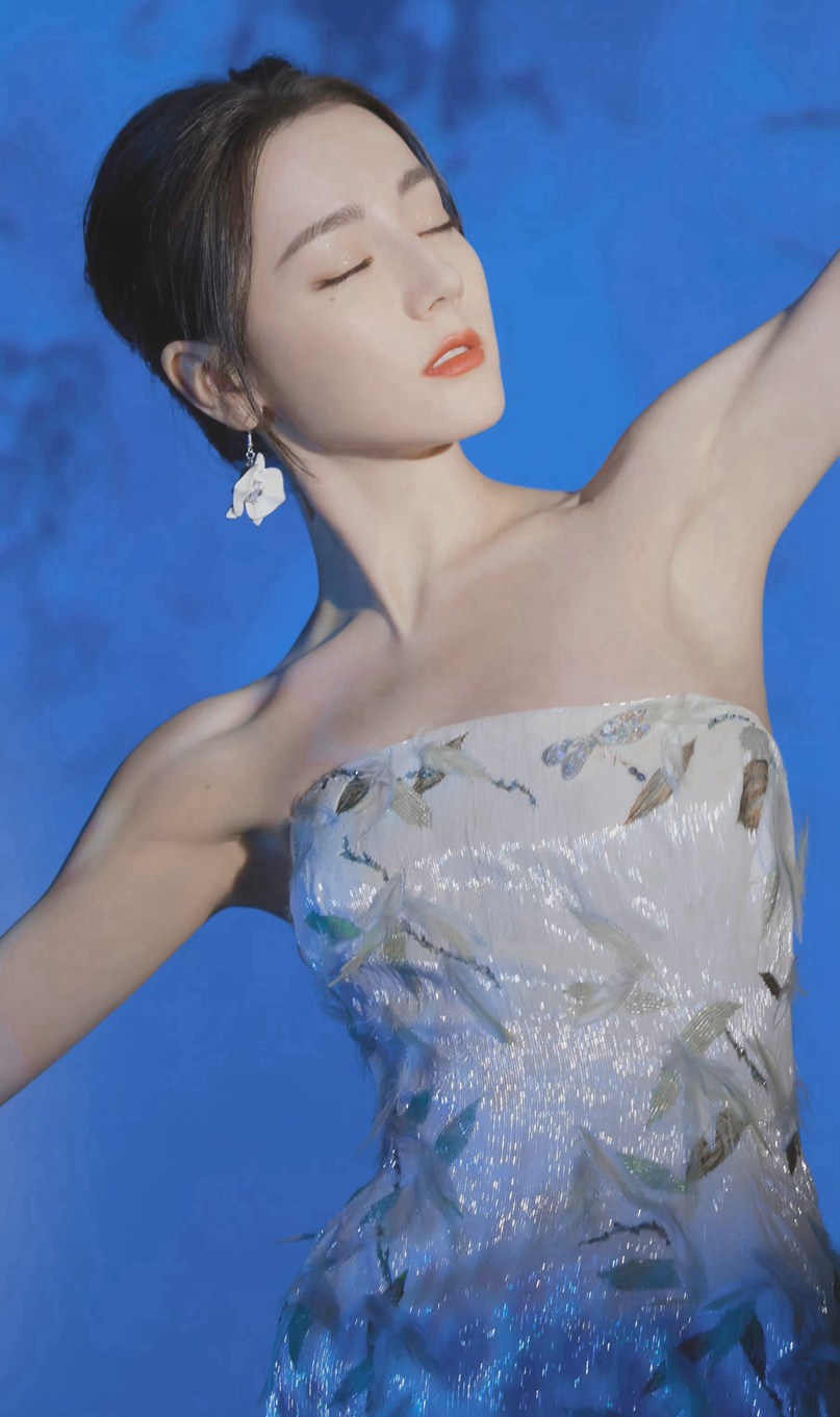 迪丽热巴白色抹胸印花裙优雅美丽写真