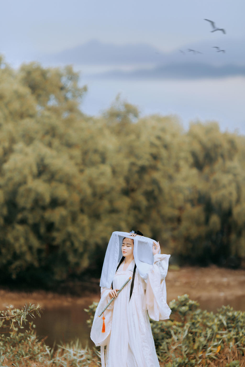 气质唯美的古装汉服美女半遮半掩清纯古风摄影图片
