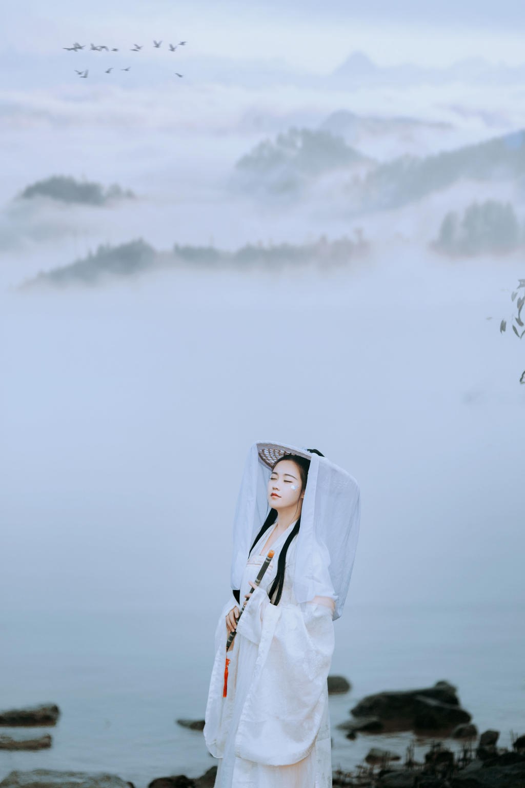 气质唯美的古装汉服美女半遮半掩清纯古风摄影图片