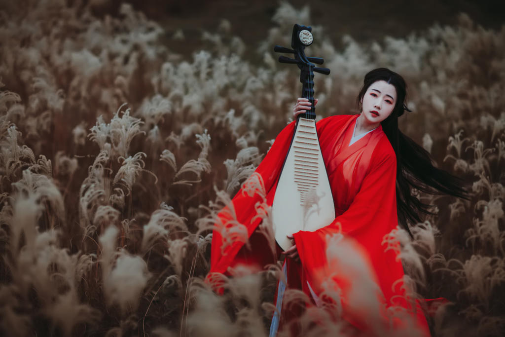 芦苇中的红衣美女美艳动人图片