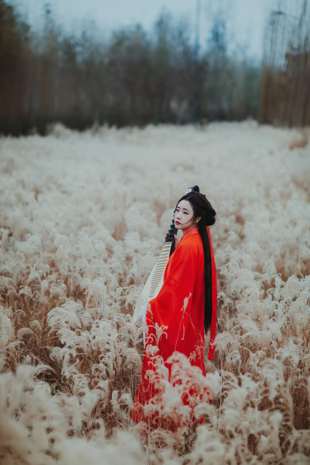 芦苇中的红衣美女美艳动人图片