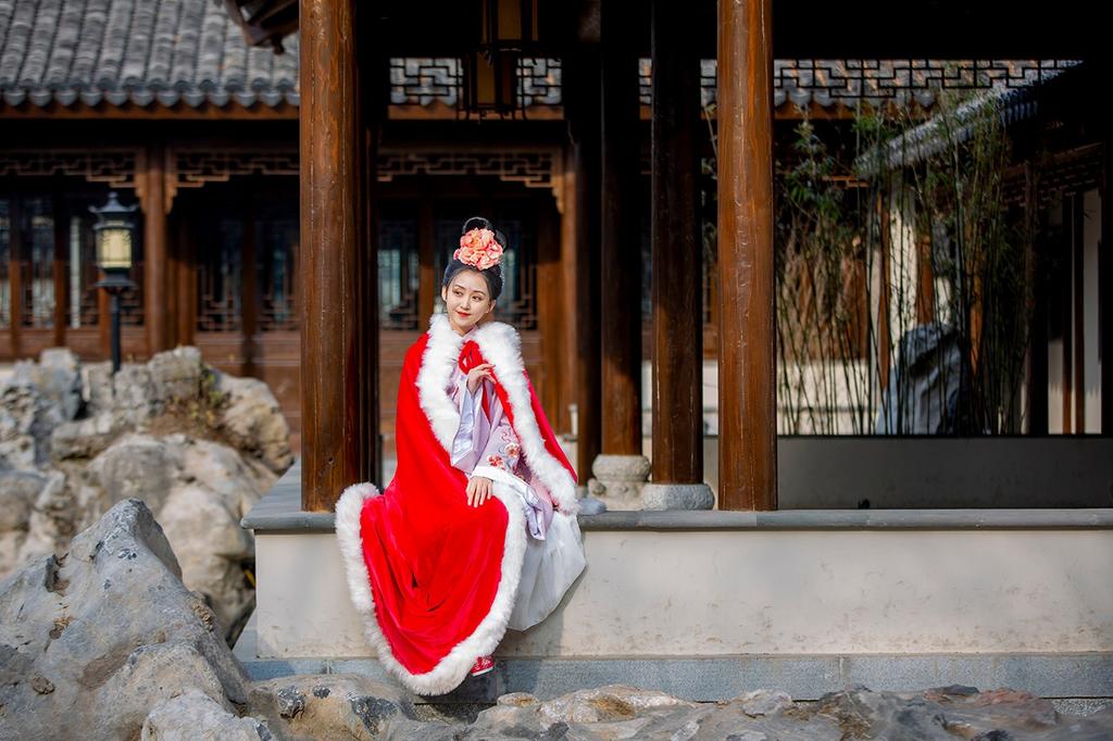 汉服少女头顶发髻身披红衣图片