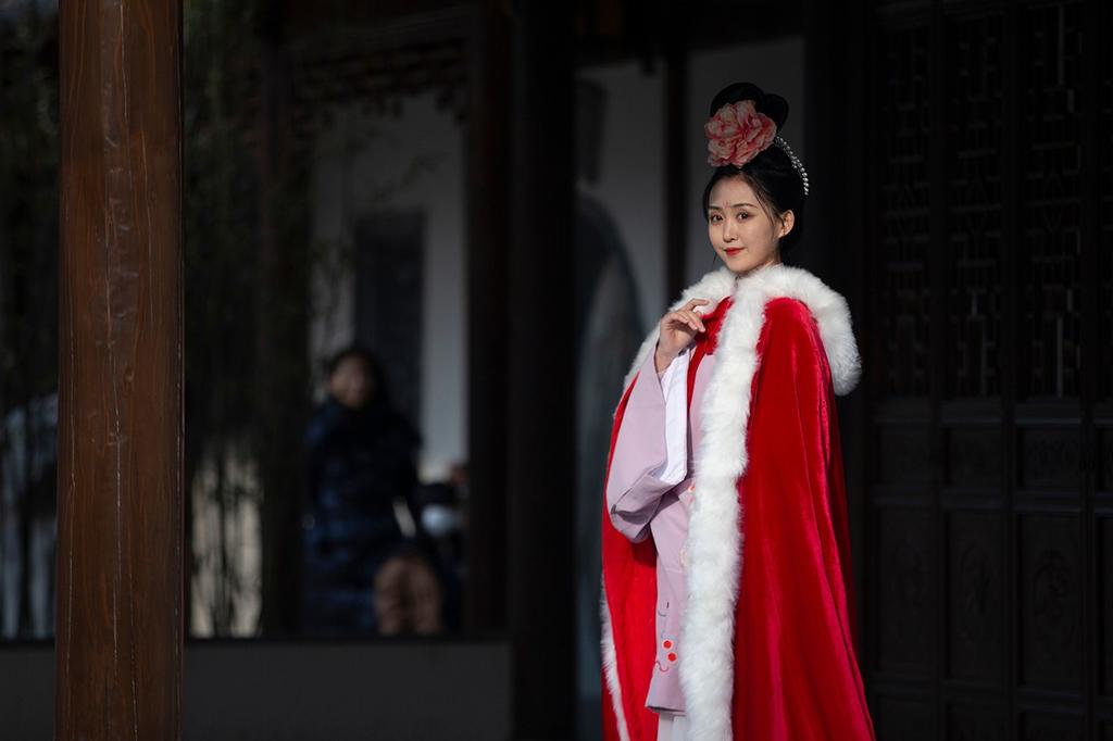 汉服少女头顶发髻身披红衣图片
