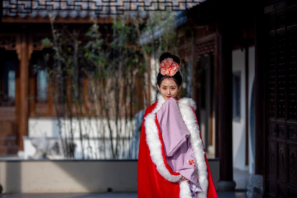 汉服少女头顶发髻身披红衣图片
