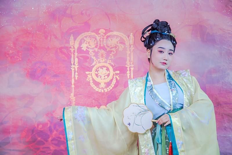 汉服美女手执罗扇唯美古风摄影