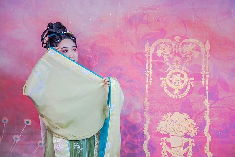 汉服美女手执罗扇唯美古风摄影