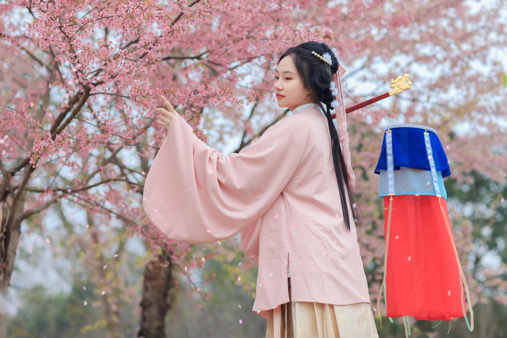 樱花树下汉服少女清新脱俗图片
